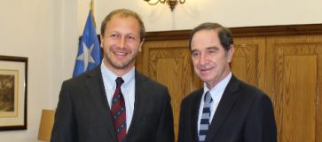 Director Alejandro Weber junto al Ministro de Justicia y Derechos Humanos, Hernán Larraín.