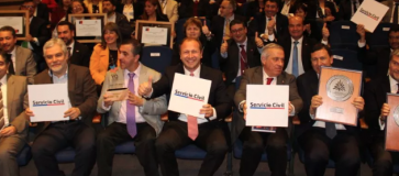 Ministros de Hacienda y de Salud entregan Premios por Excelencia Institucional y Yo Sirvo a mi País