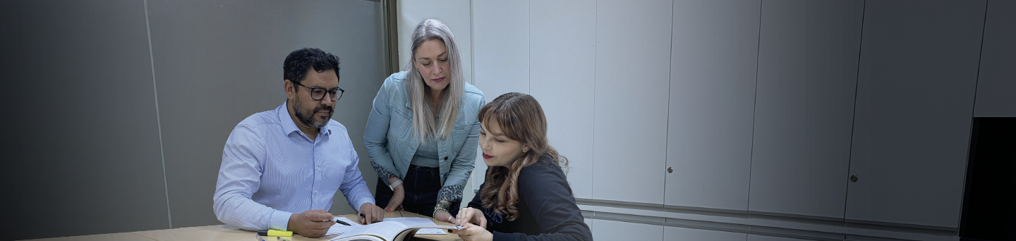 Funcionario  y Funcionarias del Servicio Civil Sentadas en una mesa de trabajo