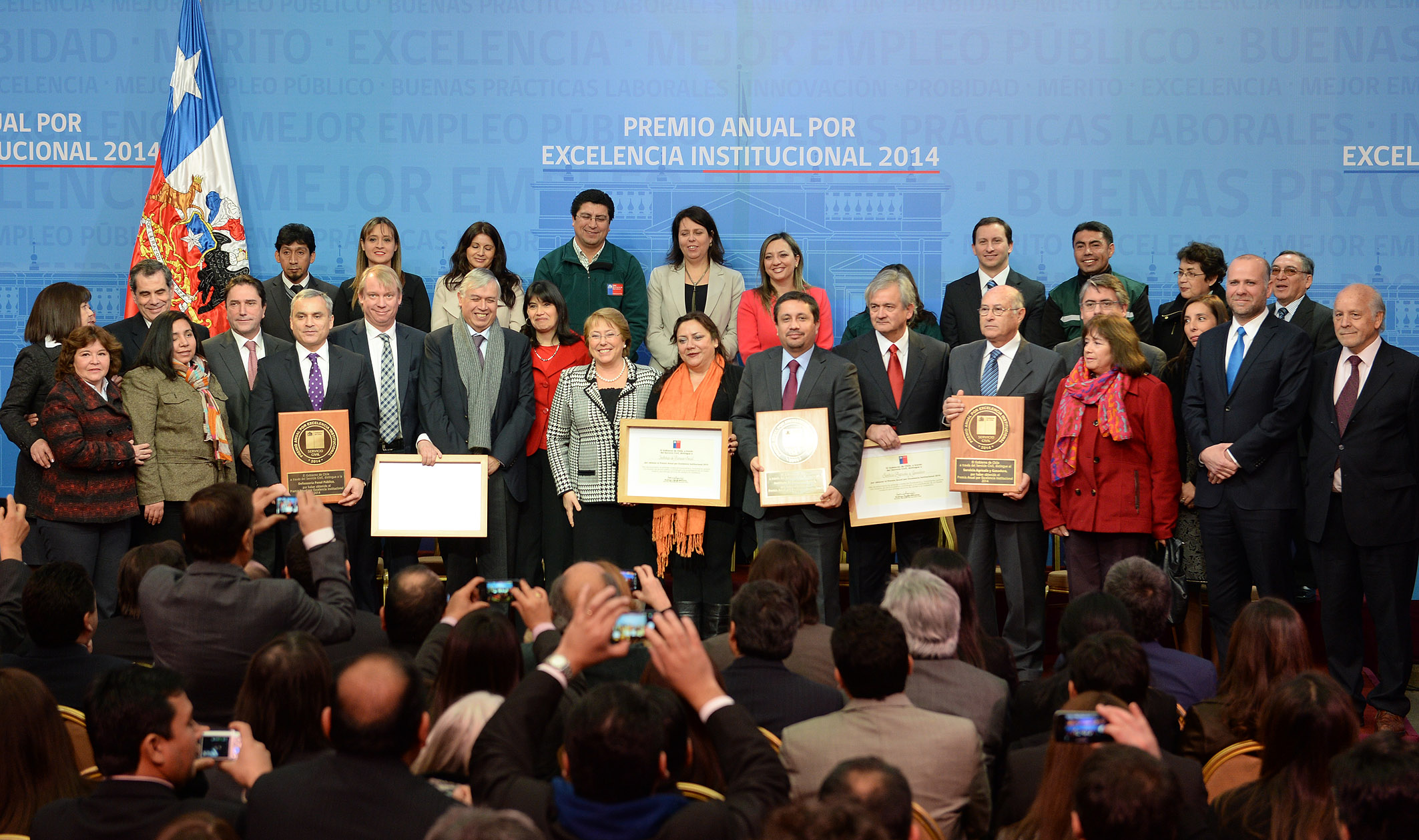 Presidenta entregó Premio Anual por Excelencia Institucional 2014 al IPS, SAG y Defensoría Penal Pública